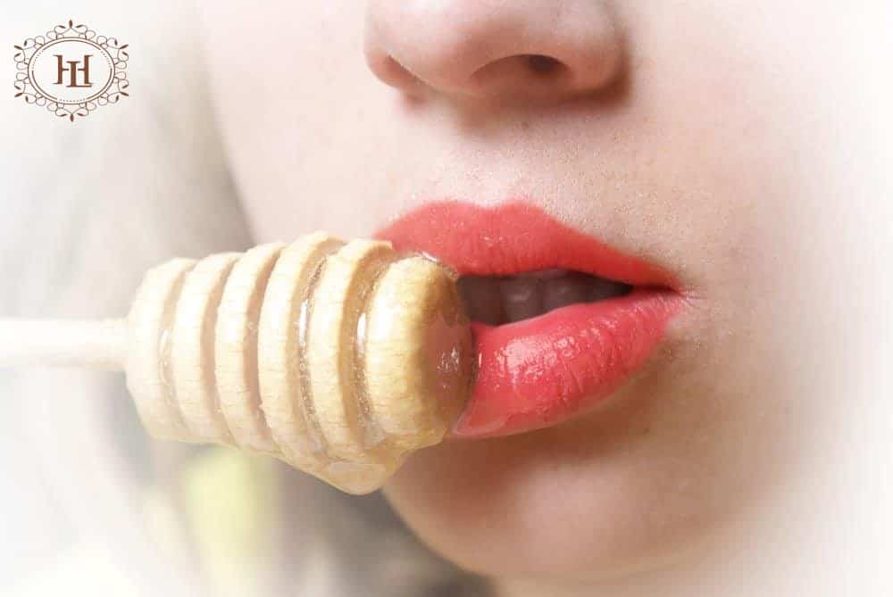 Làm hồng môi bằng mật ong